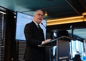 Alejandro Fernández se despide de la Superintendencia de Bancos