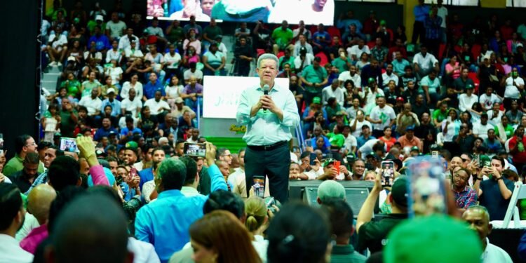 Leonel cuestiona la reforma de la PN que impulsa el Gobierno