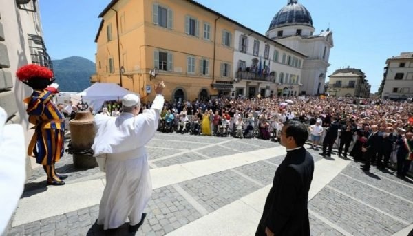 El Papa lamenta fracaso de la esperanza de acuerdo Irán-EU