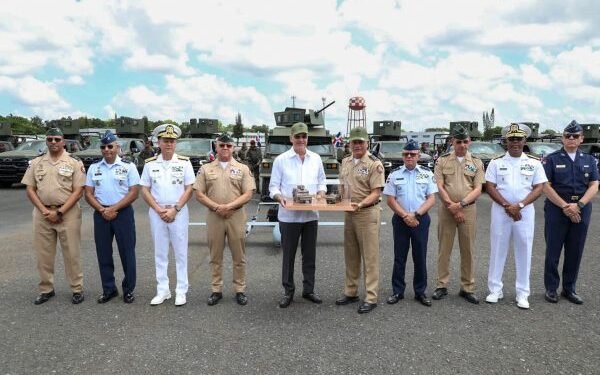Abinader entrega vehículos blindados y remoza base aérea