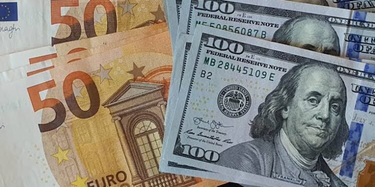 El dólar subió 15 cts. y euro 14; eran vendidos a $58.88 y $69.24