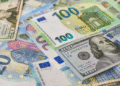 Dólar bajó 31 cts. y era vendido a $58.80; el euro sigue a $69.57