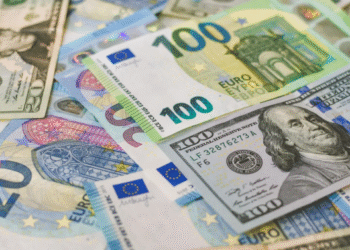 Dólar bajó 31 cts. y era vendido a $58.80; el euro sigue a $69.57