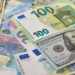 Dólar bajó 31 cts. y era vendido a $58.80; el euro sigue a $69.57