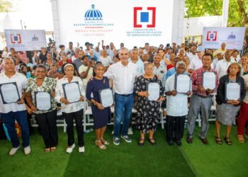 Presidente entrega 1,000 títulos de propiedad en Los Frailes, SDE