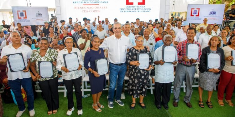 Presidente entrega 1,000 títulos de propiedad en Los Frailes, SDE