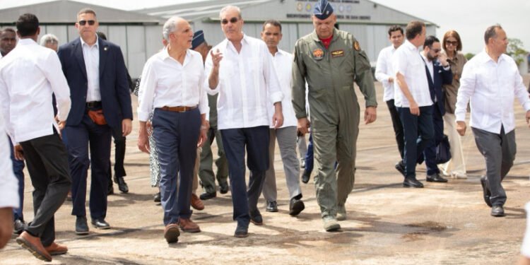 Presidentes de RD y Honduras llegan a la frontera y recorren muro fronterizo de Dajabón