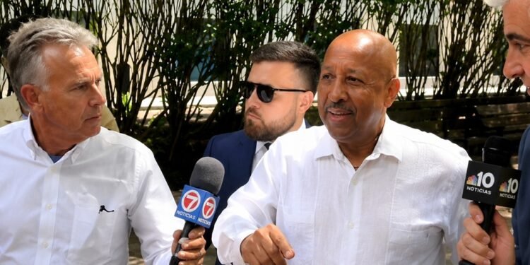 Liberan el alcalde de Lawrence, Brian A. DePeña, tras detención