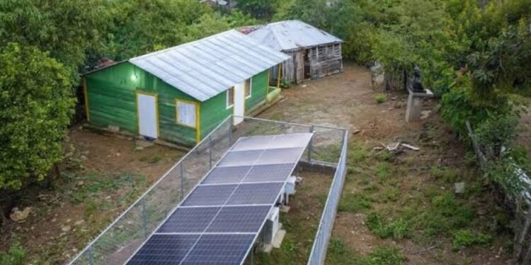 Gobierno instala energía solar escuelas y viviendas Elías Piña
