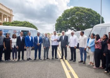 Abinader entrega 40 autobuses para estudiantes universitarios