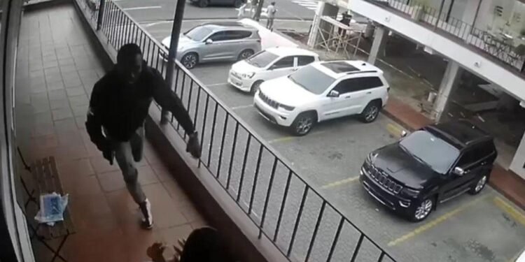 PN persigue activamente a un hombre baleó mujer en plaza