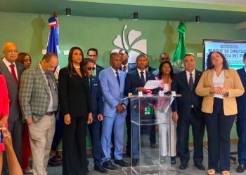 FP pide interpelar Ministro de Educación por «precariedades»