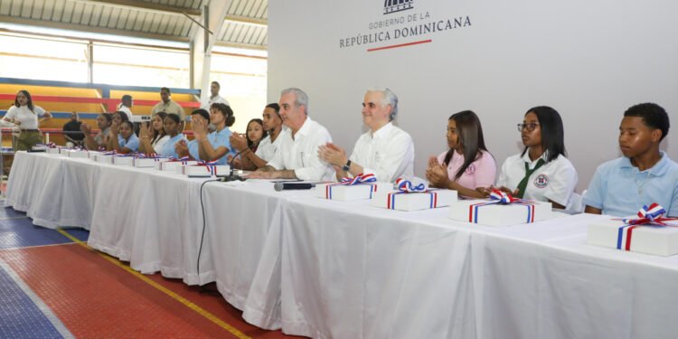 Abinader destaca avances en la educación pública dominicana