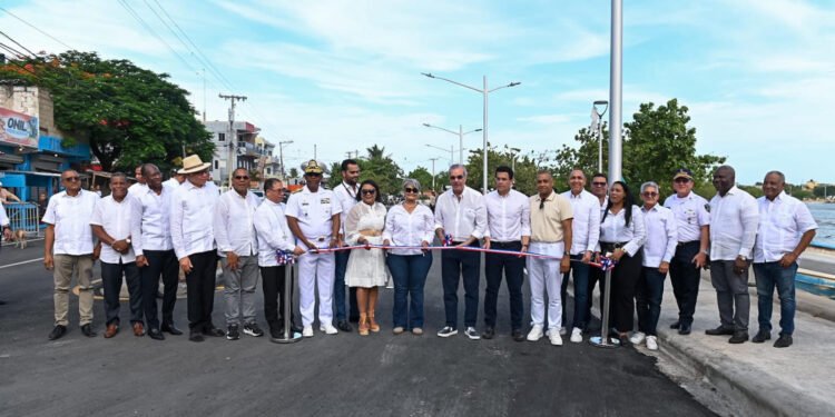 Gobierno RD entrega en SPM la remozada playa turística El Faro