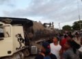 Explosión tanquero de gasolina deja dos muertos y un herido