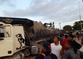 Explosión tanquero de gasolina deja dos muertos y un herido