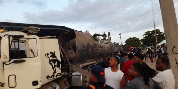 Explosión tanquero de gasolina deja dos muertos y un herido