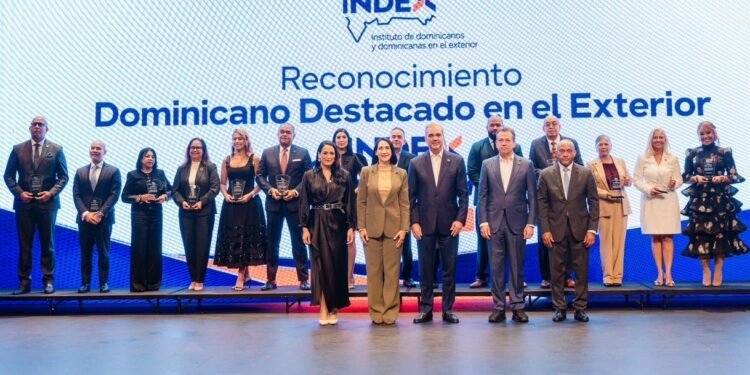 Presidente RD reconoce a 14 dominicanos destacados en EU
