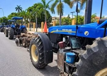 Productores paralizan más de 200 tractores en San Juan