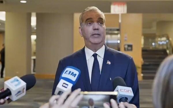 Entréguense, si no les irá peor”, proclama Abinader en NY