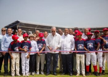 Abinader inaugura obras en Peravia; anuncia avances presa