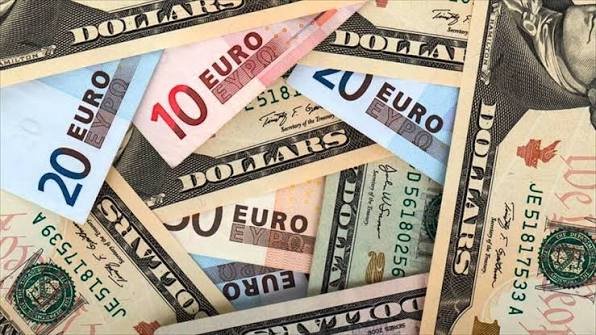 Dólar bajó 10 cts. y euro subió; eran vendidos a $58.86 y $70.36