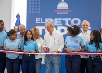 Abinader inaugura varias obras en municipios de Cambita y SC