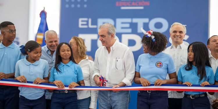 Abinader inaugura varias obras en municipios de Cambita y SC
