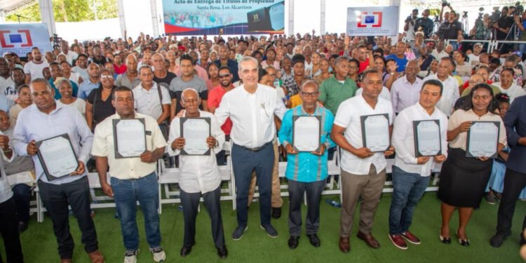 Abinader entrega 1,750 títulos; destaca inversión sector salud