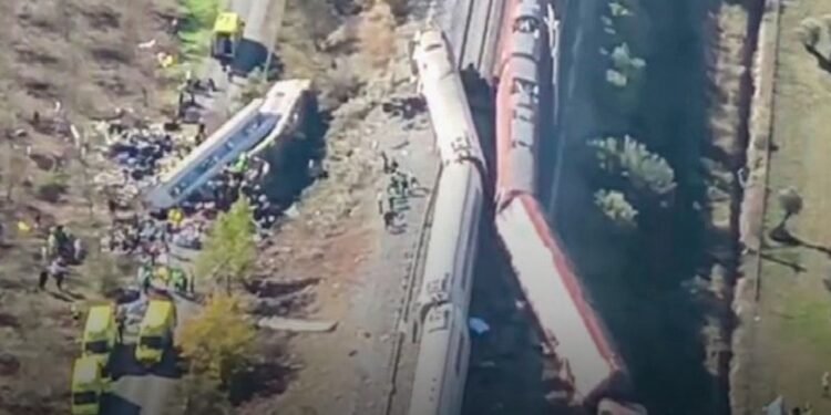 ESPAÑA: 30 muertos y decenas heridos al colisionar dos trenes