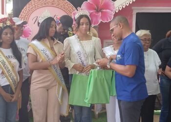 Vargavila Riverón dona tablets a Reina, Vi-Reina y Princesa de las Fiestas Patronales Rosario Dajabón 2026