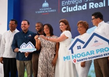 Gobierno entrega escuela y 836 apartamentos en un acto en SDE
