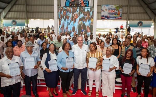 Presidente Abinader entrega 2,200 títulos en Villa Altagracia
