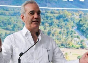 Abinader reta comparar 20 años oposición con su gestión de 6